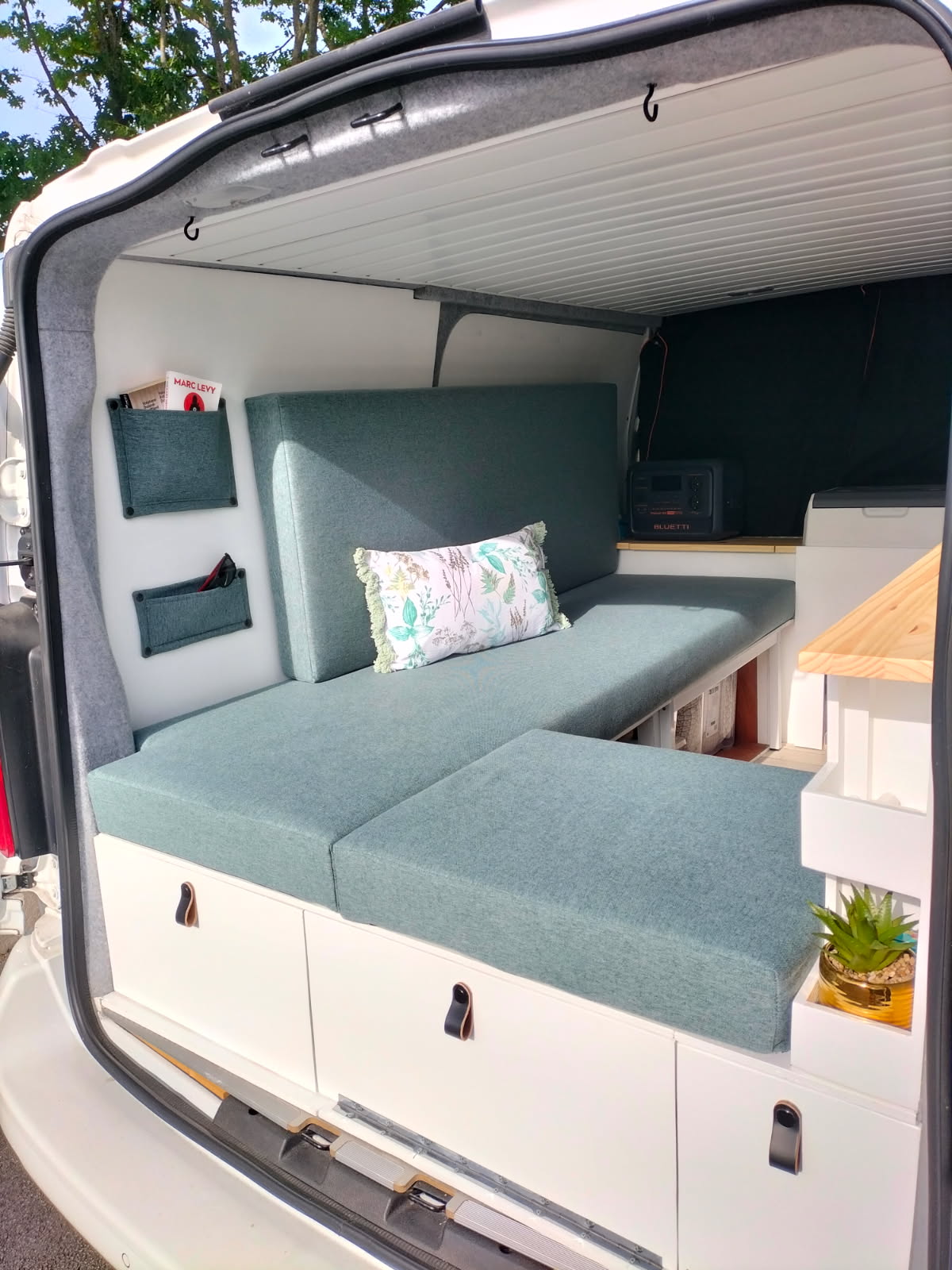 Banquette artisanale sur mesure – atelier de couture d’ameublement pour van